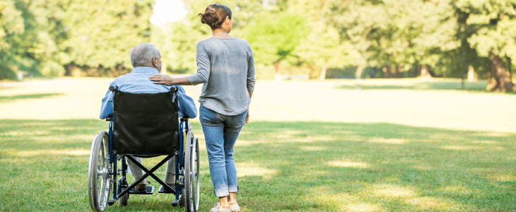 un senor de major edad con su hija en un parque en los angeles hablando de seguridad social